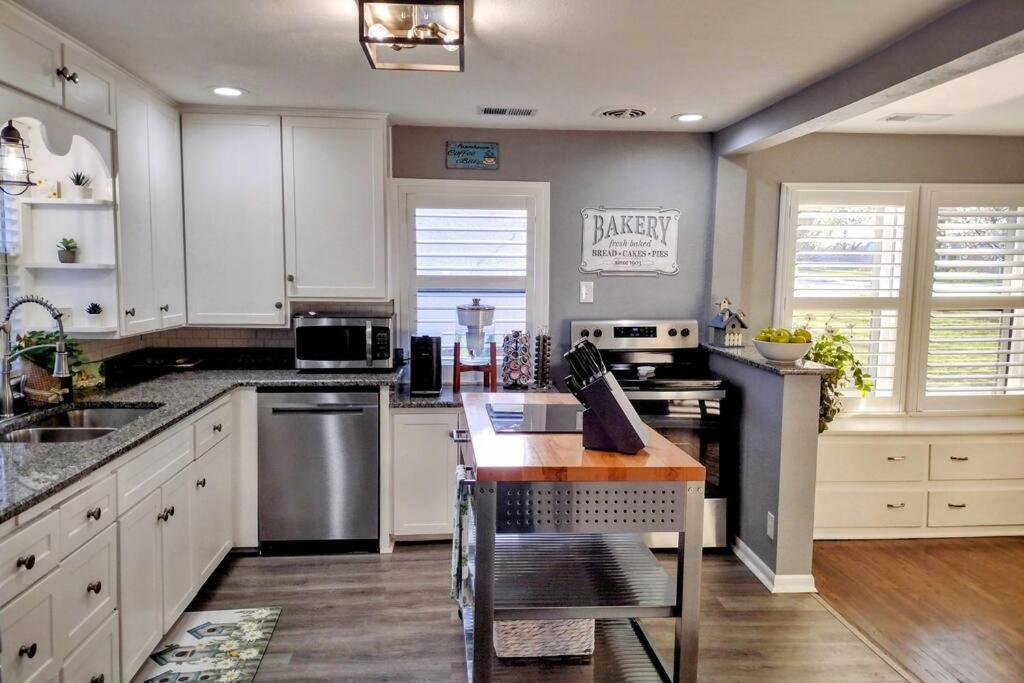 1908 Modern Farmhouse On Large Private Treed Lot ชอว์นี ภายนอก รูปภาพ